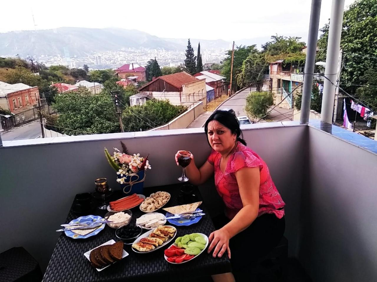 Georgian Hosts Tbilisi Hotell Exteriör bild